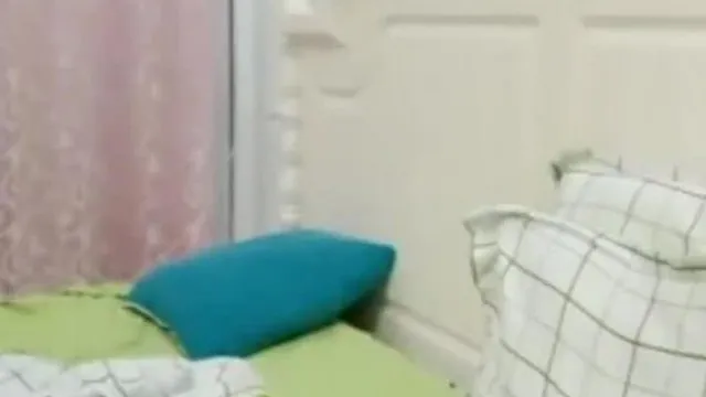 Chica bastante regordeta tiene una pelea sexual 3P con accesorios, jugando con su coño y turnándose por detrás