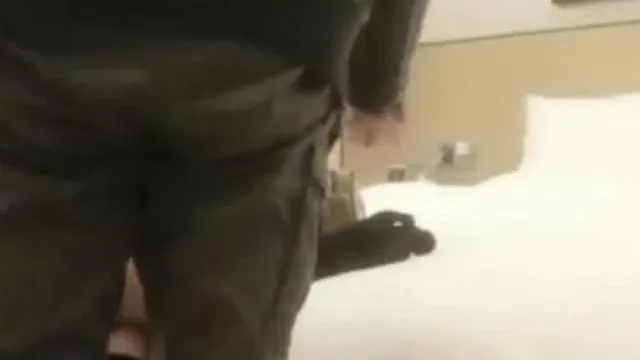 Una belleza de piernas largas es follada duro y duro por un chico guapo con una gran polla en un hotel