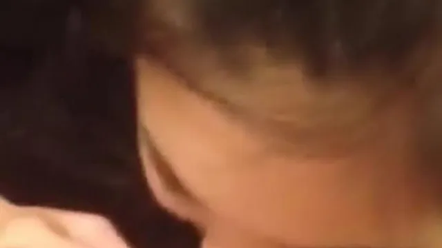 Garota doméstica brinca com pau e mostra o rosto