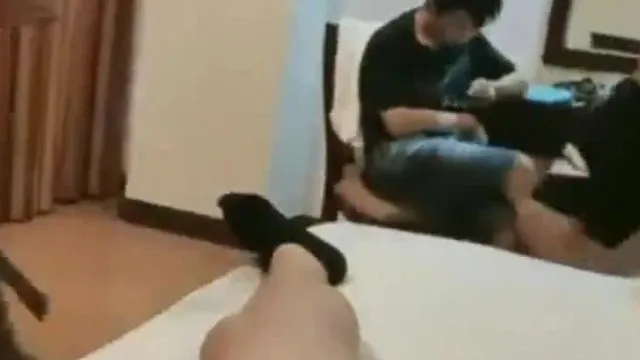 He Laotie Luxury International Leisure Club está procurando duas garotas top com seios peitudos para fazer sexo apaixonado 4P com fonte HD