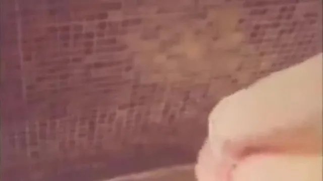 Ne manquez pas quand un homme riche fête son anniversaire en faisant l'amour dans les toilettes de KTV et en léchant sa bite dans le lavabo