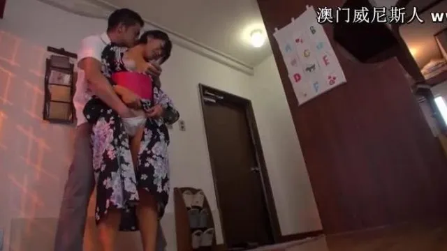 連れ子の日焼けあとにガマンできない義父 まことちゃん