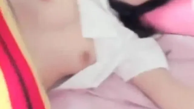 颜值不错白皙挺嫩妹子双人秀矿泉水瓶子摩擦逼逼非常粉嫩后