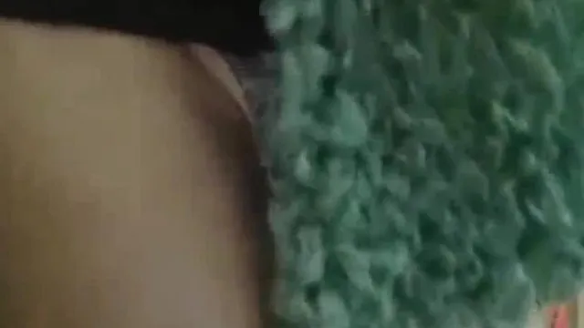 雪兒r粉躲在男廁塞著跳蛋自慰，伺機勾引路人乾一次就要5