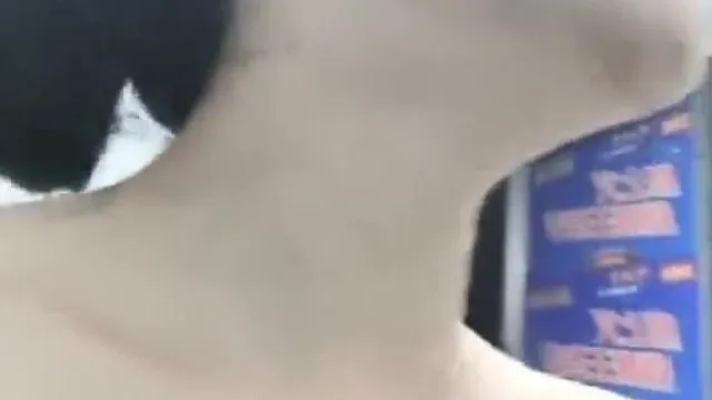 La bella dama luce su transmisión en vivo de apasionado sexo oral, el cual resulta muy tentador.