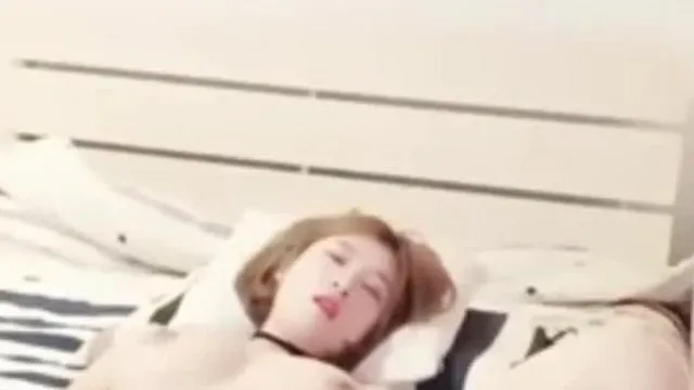 Segunda parte de una preciosa presentadora de pelo corto y grandes pechos de buena presencia y gran figura que hace sexo oral y practica sexo con dos personas.