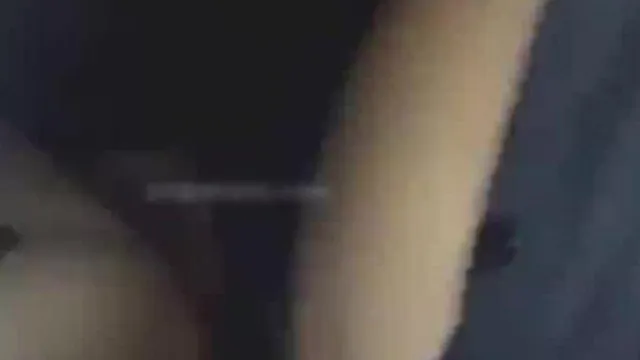 清纯靓丽的短发气质美女夜晚开着豪车去接粉丝网友路边玩车