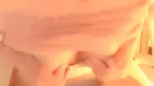 豊満な体型の女の子がセクシーな黒ストッキングとハイヒールを魅惑的に見せつけ、魅惑的なお尻でパンティーを広げてマンコを広げます