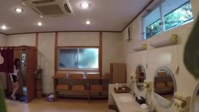 「有女浴場嗎？一名業餘男子試圖在石頭和溫泉洗澡，以為是男浴場，結果發現是女浴場！我想知道他是否會在拍攝AV之外與女演員發生性關係？