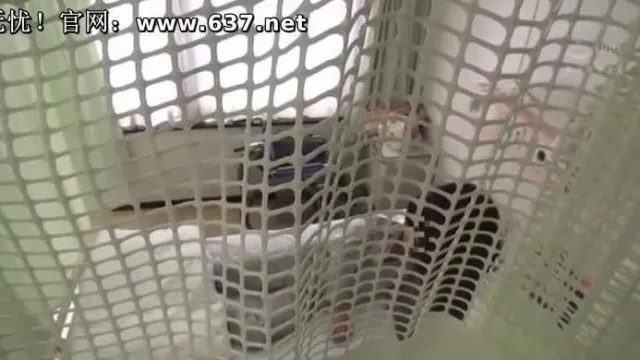 A petición de su marido que se encuentra en el hospital, de mala gana comienza a lamer el culo de la bella esposa, y no puede resistirse a hacerle una mamada, por lo que inmediatamente se la folla por detrás.