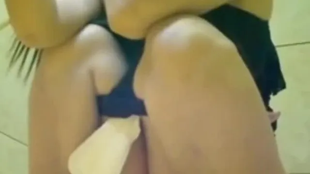 Todo tipo de hermosas camareras con piernas largas y pechos grandes usan el baño.