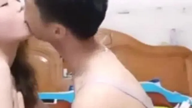El chochito es follado apasionadamente en varias posiciones y grita muy guarra. La hermana que está al lado lo retransmite en directo.