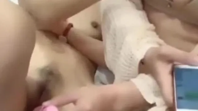妹子道具自慰姊妹在旁邊看著幫忙抽插再換她抽插自慰