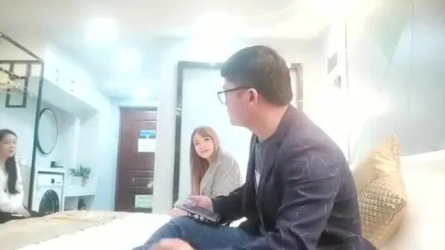 嫖王威哥酒店双飞两个骚妹子真牛逼背着个妹子吹箫