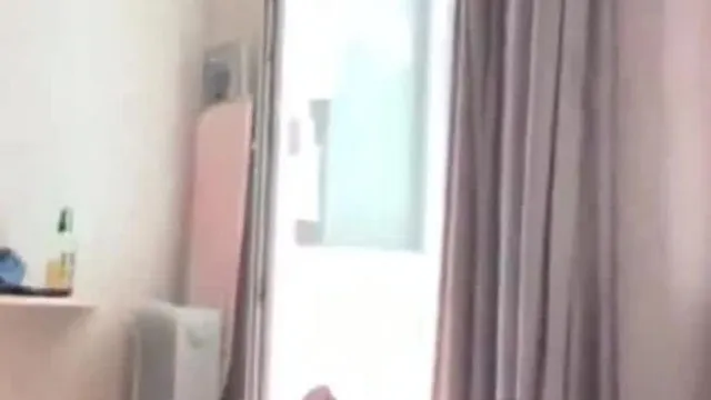 Le petit frère veut faire l'amour quand il se réveille tôt. Il lave le gros cheval sans poils dans la salle de bain et se couche.