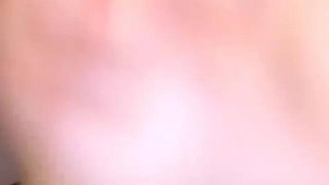 La petite fée a montré son visage pour la séduire, s'exhibant avec les accessoires nouvellement achetés, et son anus a été stimulé par une double pénétration.