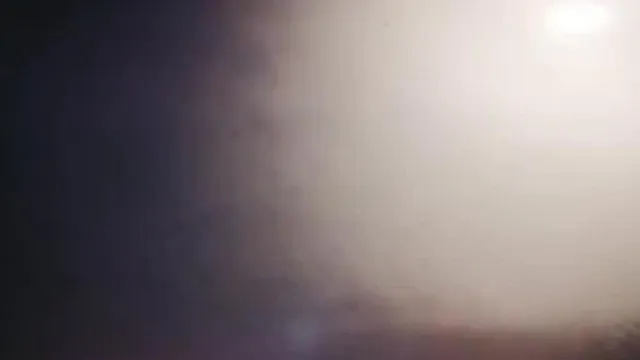 El auto de lujo es tan espacioso por dentro que las dos chicas expusieron sus rostros y hablaron obscenamente. Comieron mucho y se quedaron afuera del auto.