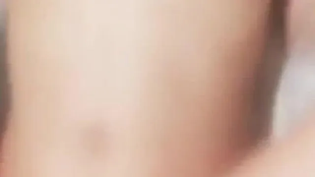 La belle élancée et son petit ami font l'amour, écartent la chatte, se touchent, lèchent la bite, montent dessus et baisent
