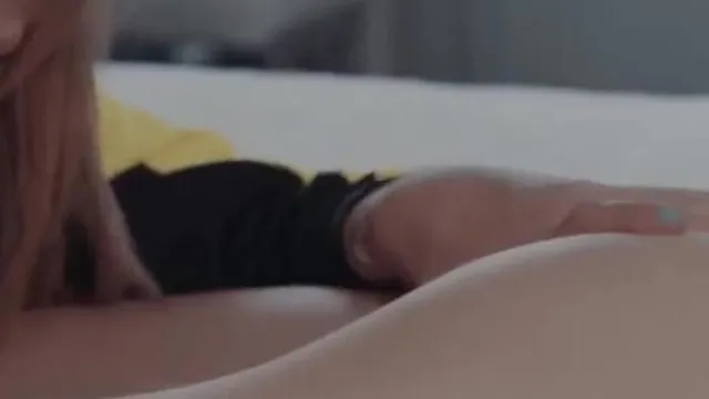 身材苗条双女性感黑丝上位骑脸舔逼逼戴上假JJ大力抽插