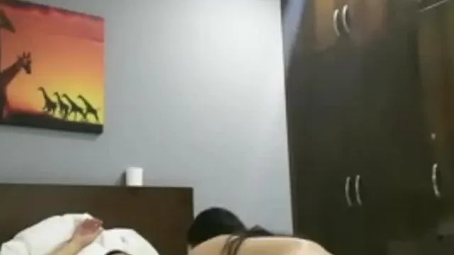 El hermano Yelang visita a una hermosa mujer y tiene sexo con ella, dándole una mamada apasionada y teniendo sexo en secreto. Es muy tentador.