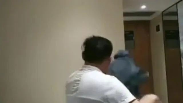野狼出击搞完少妇再找小姐TP啪啪，绿衣苗条妹子大力猛操