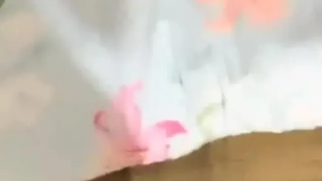 Masturbación con vibrador, cabeza inclinada hacia arriba e insertada, mamada 69, cabalgando por detrás y follada duro, se exprime la leche, muy tentadora.