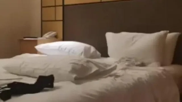 退下牛仔褲摸逼調情口交抽插呻吟嬌喘