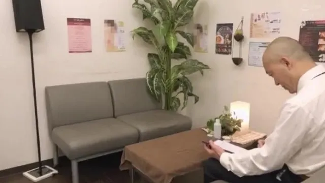 Lors d'une formation pour les nouveaux employés d'un salon de beauté haut de gamme, elle est obligée d'effectuer un soin dans une position obscène, et alors qu'elle déteste se faire masser son beau cul, elle devient tellement excitée que son jus anal déborde...