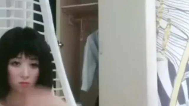 Mi hermano en Vietnam citó una cita con una joven de pelo corto y buena apariencia. Tuvo sexo con ella, la montó, se masturbó y le hizo una mamada por detrás.