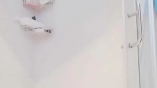 Le mari n'est pas à la maison, une belle jeune femme s'excite dans la salle de bain et coupe les poils de sa chatte avec une lame de rasoir et des ciseaux
