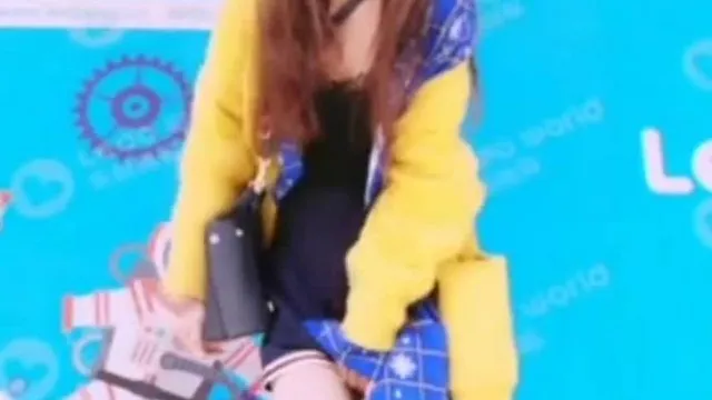 La belle fille Little Bubbles a été diffusée en direct à l'extérieur, portant un vibromasseur et se promenant dans diverses positions pour s'exhiber.