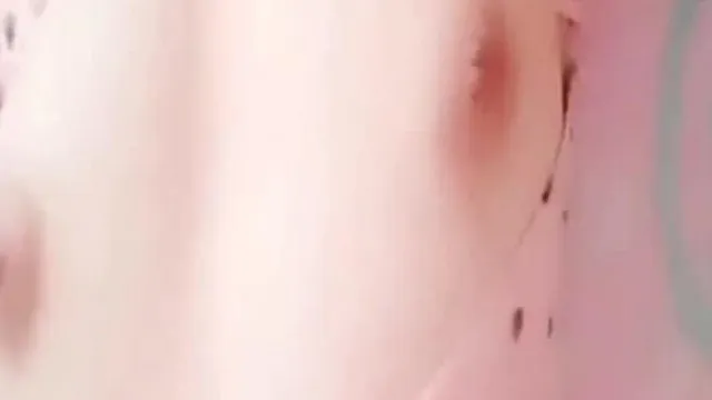 美女为钱露奶露逼粉红奶头凹陷粉红小逼一条缝还没开发过