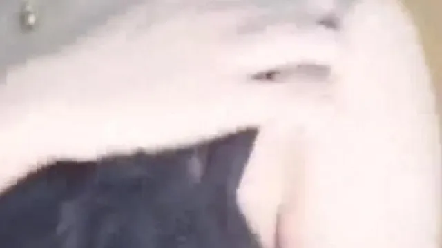 A bela mulher se masturba apaixonadamente com dois dedos, grita e chega ao clímax, e fica dizendo palavras obscenas, o que é muito tentador