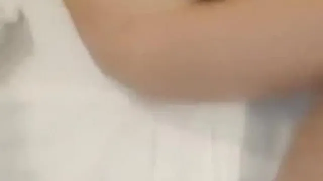 Une belle jeune femme fait l'amour dans un hôtel avec un soldat et frère Long fait un commentaire amusant à côté d'elle