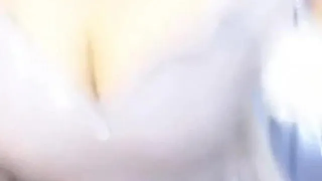 La belle jeune maîtresse se masturbe et joue avec sa chatte, exhibant ses gros seins et éjacule, la faisant crier si bien