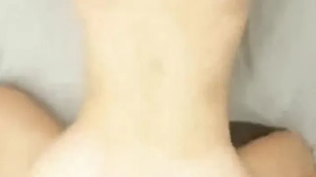 Com suas lindas nádegas fodidas sem camisinha, ela gemeu alto e depois foi fodida.
