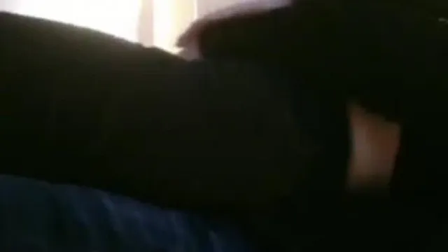 Un gros homme est sorti avec une jeune femme coquine et a fait l'amour en direct