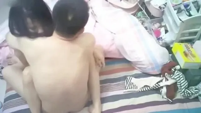 网络摄像头偷拍系列：舔够了就干看表情妹子不太情愿