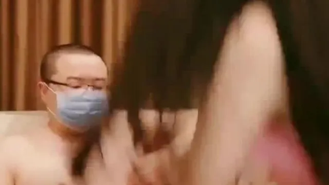 韵味长腿美少妇首次约炮眼镜男大秀猛操，掰穴自摸舔逼。