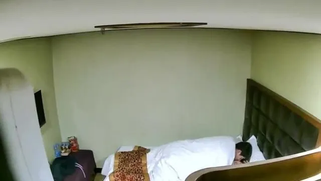 Un jeune homme qui a l'air assez honnête a beaucoup de relations sexuelles avec une bonne famille et une jeune femme aux gros seins dans un hôtel.