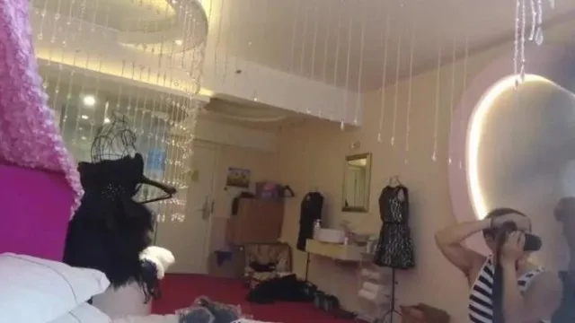名门夜宴系列两个内衣模特美女换衣被偷拍