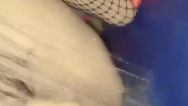 La guapa y coqueta presentadora se pone una malla sexy y tiene sexo con su pareja sexual, mostrando sexo oral en múltiples posiciones.
