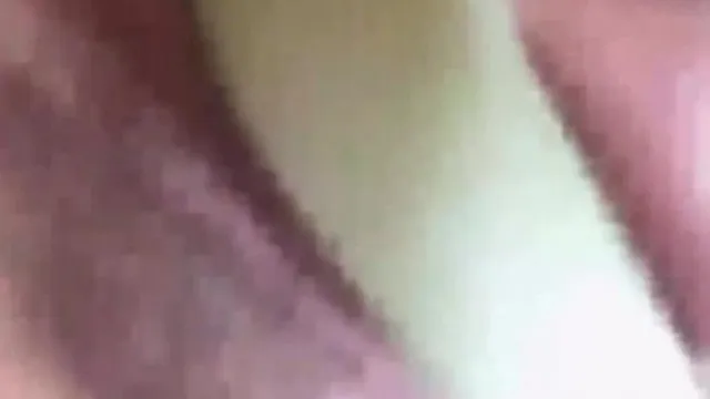 Une fille avec une super belle silhouette, de gros seins et de grands yeux montre sa chatte lors d'une émission en direct avec accessoires et masturbation