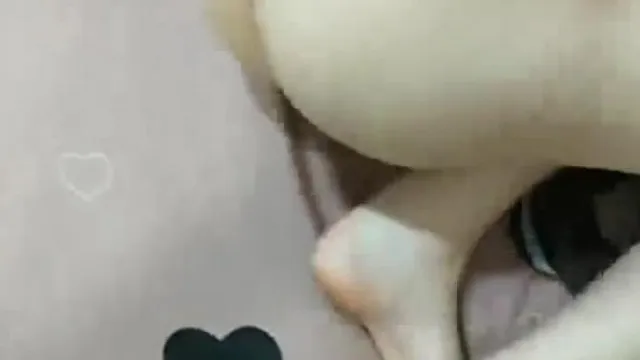 身材苗条的浪荡人气，皮肤很白跟渣男一起做直播，躺在床上