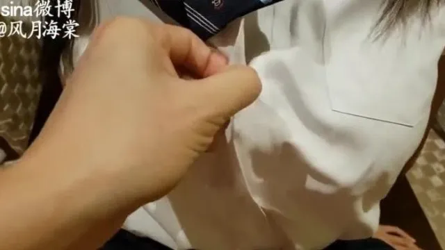 Um homem rico com um pau grande marca um encontro com uma linda garota que está no segundo ano da faculdade em seu apartamento. Sua boceta borboleta é pequena e apertada.