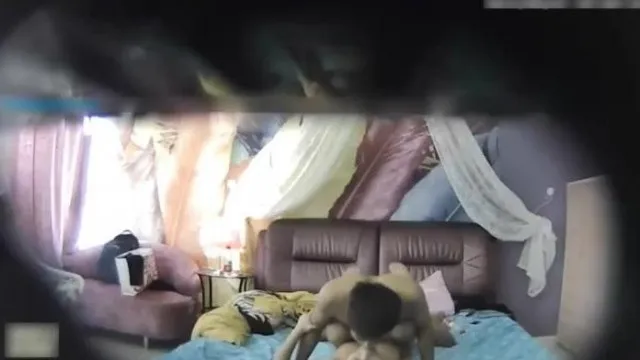 外表清纯丸子头性感美女与同校男友开房啪啪很激情衣服没脱