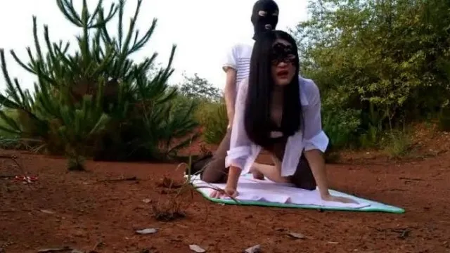 Tan atrevida que una belleza de celebridad de Internet invita a los internautas al campo a tener sexo con medias negras sexys solo para ser famosa.
