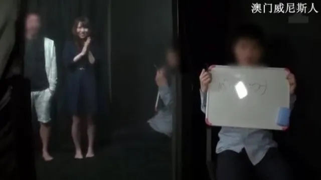 Juego de castigo erótico si pierdes el cruel juego del espejo ¡A solas con el DQN local de mi novio! ¡Pero hay un novio al otro lado del espejo unidireccional! ¡Comando SEXO a la novia menor y al DQN mayor! !