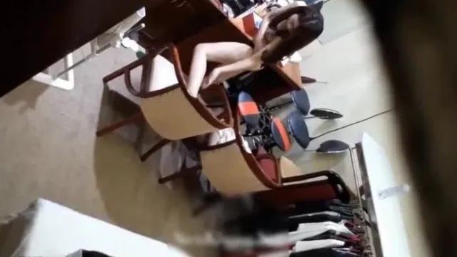冒死躲在会所更衣间天花板偷窥个颜值不错的坐台妹子貌似在