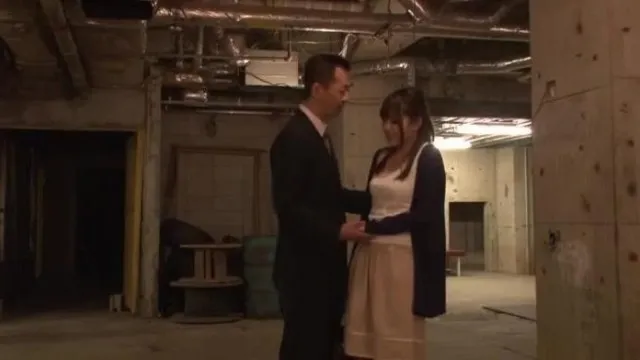 Une nouvelle femme de bureau est poursuivie, éjaculée et agressée - Un employé senior emmène une jolie nouvelle femme de bureau dans un bâtiment abandonné et jouit en elle encore et encore ! Je l'ai baisée fort ! ~